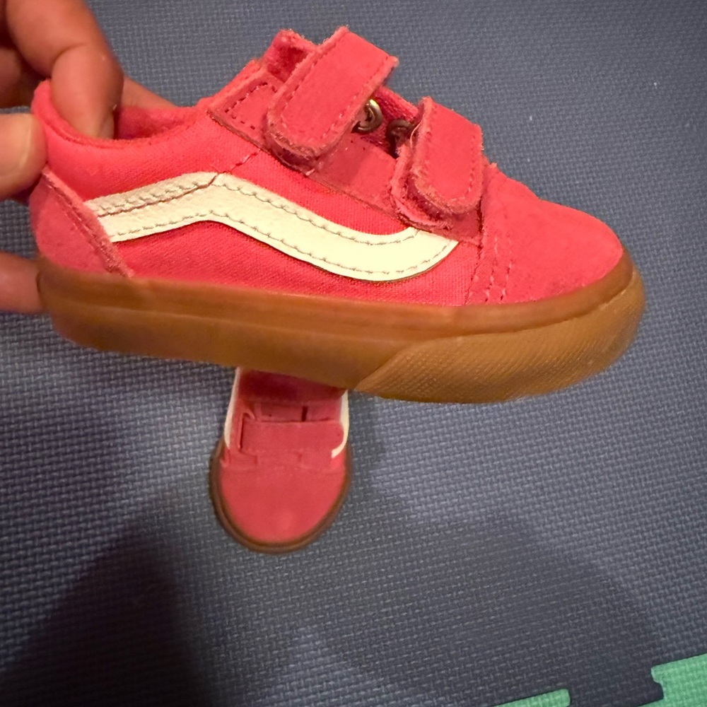 Kids Pink Sneakers with Velcro Strap vans